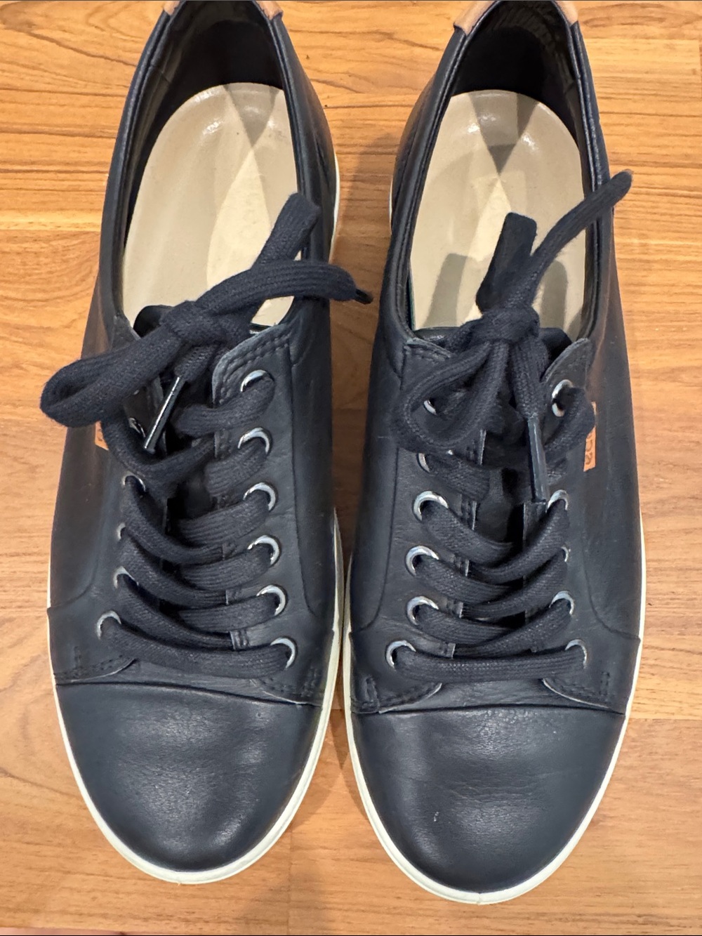 Women’s Black Leather Lace-Up Low-Top Sneakers